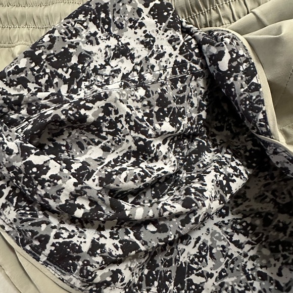 Lululemon reversible shorts - Picture 4 of 5